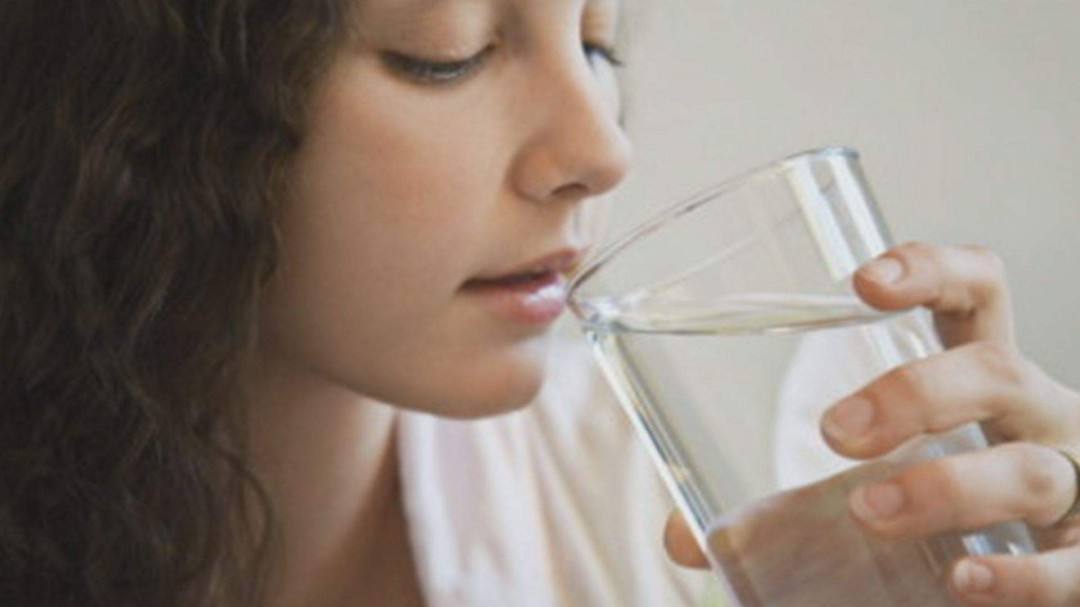 晚上睡觉口干舌燥是什么原因？可能不止是缺水这么简单哦！